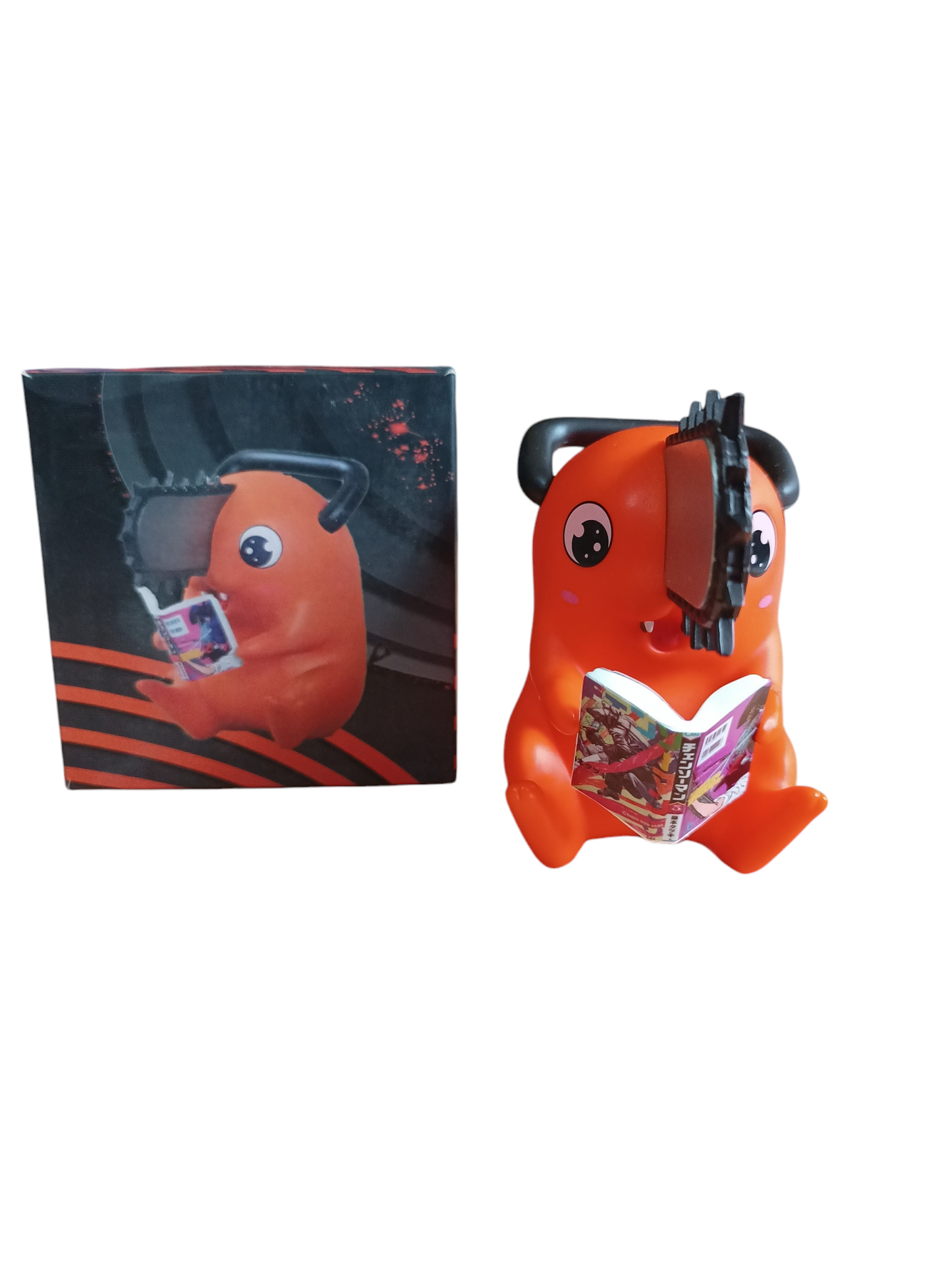 Figura - Pochita leyendo Chainsaw Man (12 cm)