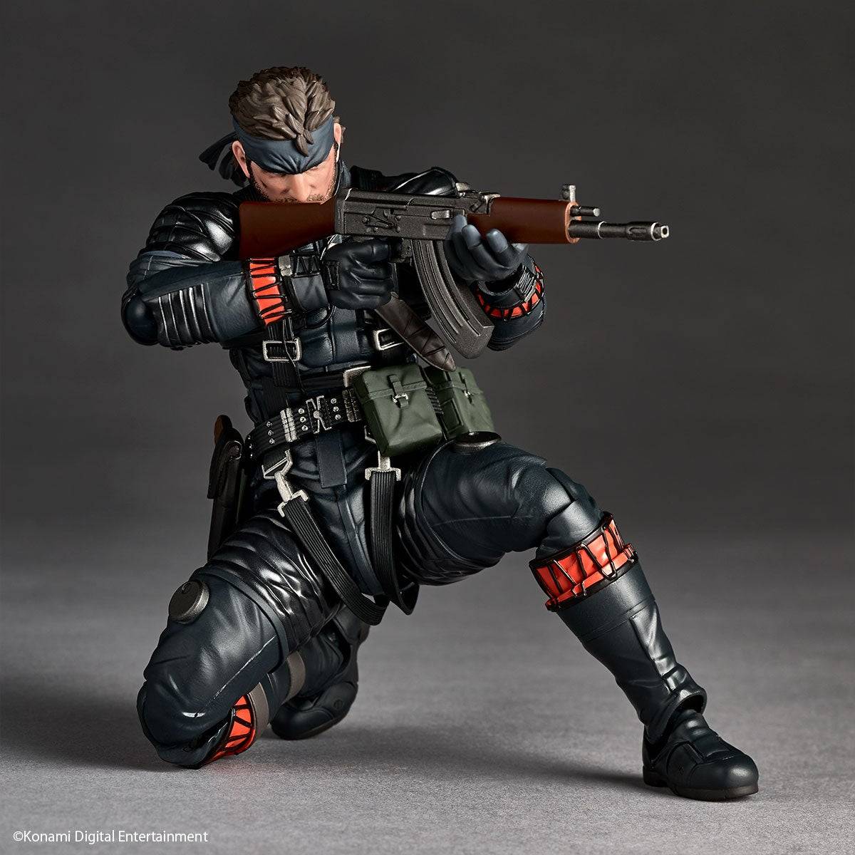 (Pre-Venta) Revoltech Amazing Yamaguchi - Naked Snake (Sneaking Suit)