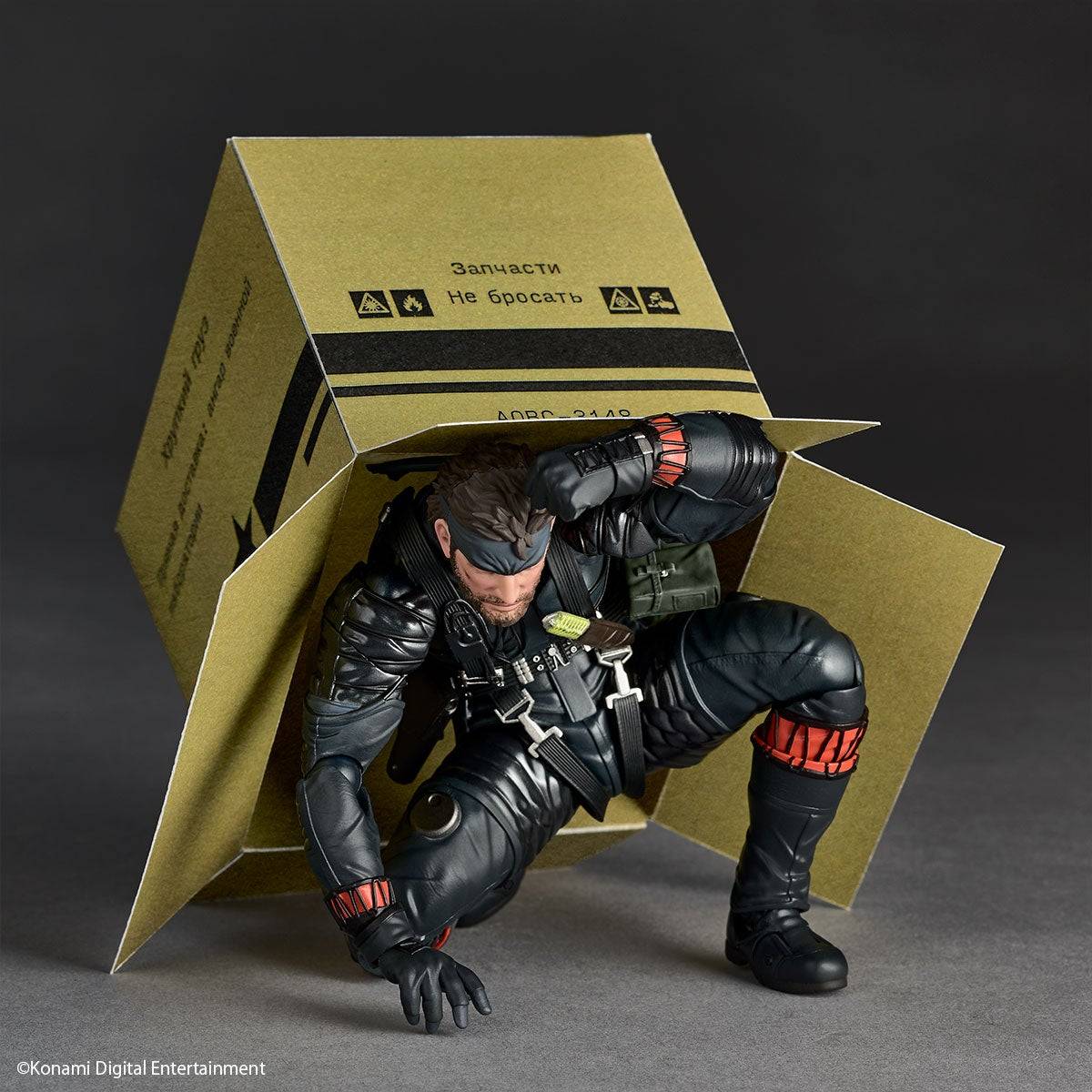 (Pre-Venta) Revoltech Amazing Yamaguchi - Naked Snake (Sneaking Suit)