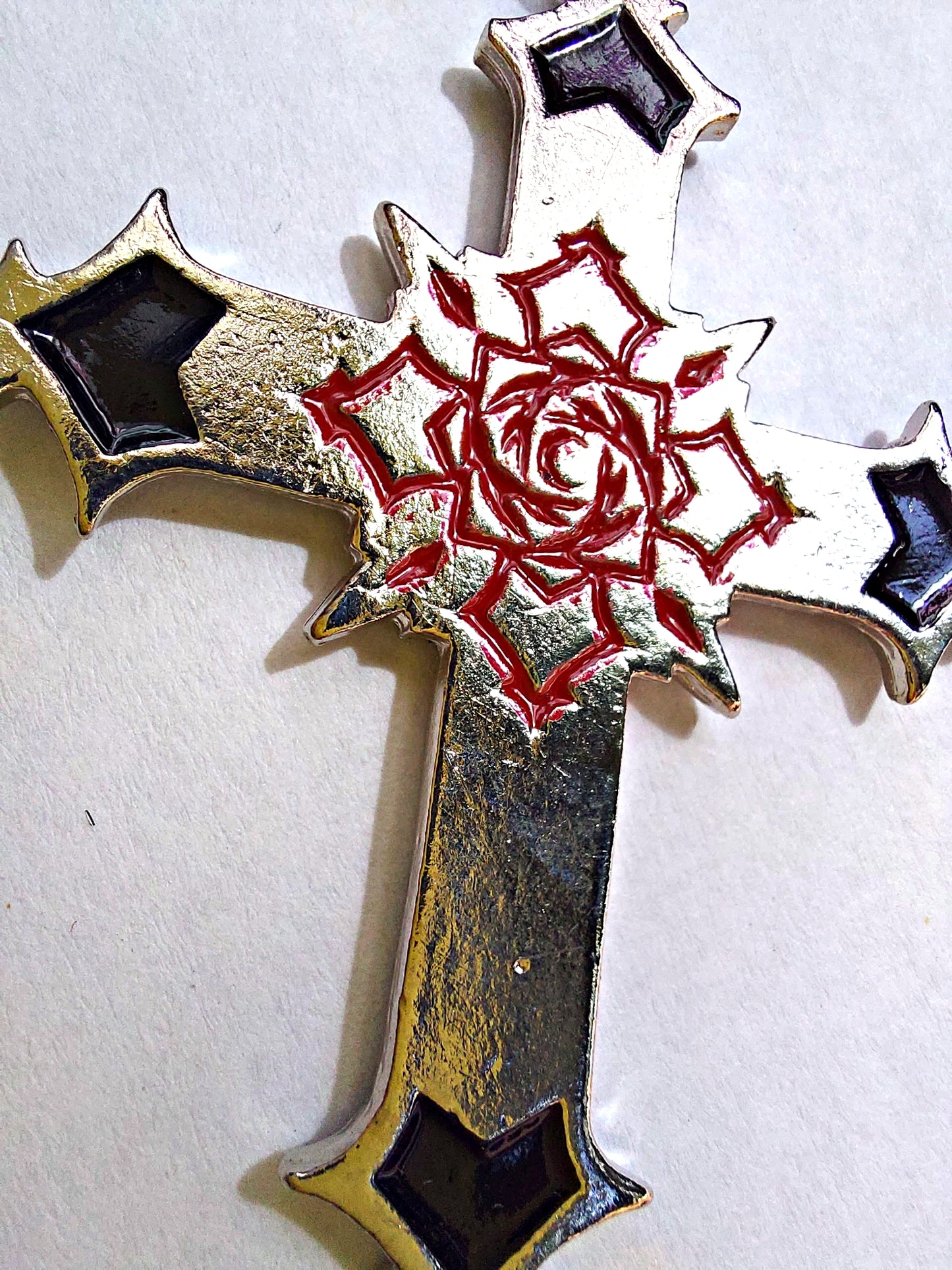 Cruz con rosa Yuki Cross (colgante o llavero)